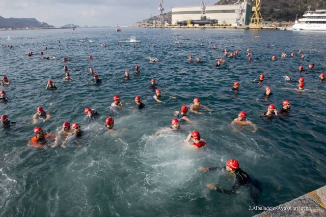 El Triatlón Sertri ofreció un espectáculo deportivo que recorrió el Puerto y las calles de Cartagena