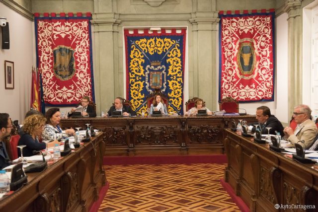 El Pleno reprueba al consejero de Fomento por descalificar las peticiones vecinales de la llegada del AVE a Cartagena