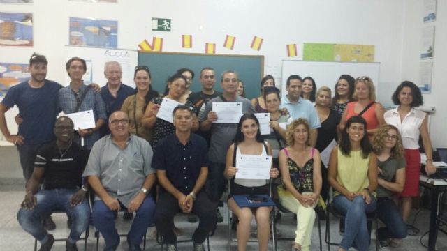 Vecinos de las Seiscientas reciben sus diplomas por superar un curso para mejorar su empleabilidad