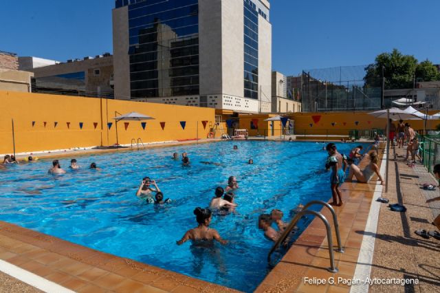 Los cartageneros disfrutan de la piscina de la Casa de la Juventud
