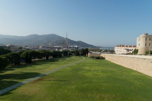 El 90 % de la zona de césped de la cuesta de El Batel ya está recuperada