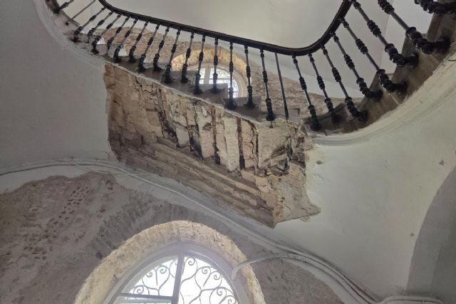 El derrumbe parcial de una escalera obliga a desalojar un edificio en la calle Honda