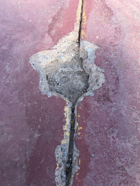 Ciudadanos inspecciona la pista exterior de hockey en Barrio Peral y califica su estado de 'esperpento temerario'