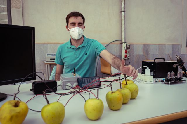 Un teclado electrónico de manzanas y escaneos 3D para bustos personalizados en la Jornada de Asociaciones