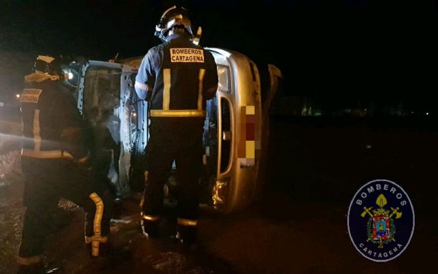 Bomberos atienden a una mujer cuyo coche se había salido de la carretera