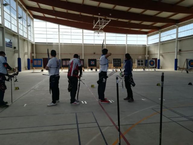Más de una treintena de participantes se disputaron la tercera Tirada de la Liga Regional de Sala de Tiro con Arco