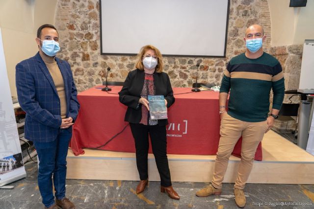 La cartagenera María Victoria Martín relata las vivencias de Miguel Hernández en Cartagena con su nuevo libro