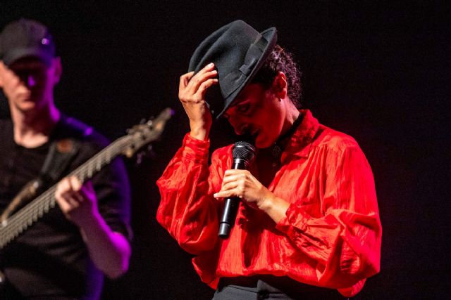 Noa homenajeó a los grandes del jazz en el Cartagena Jazz Festival