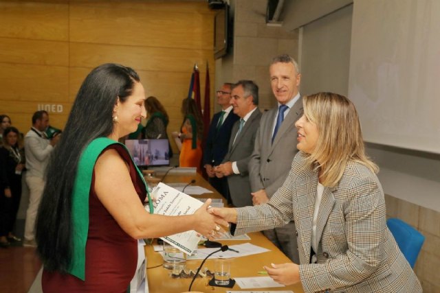 La UNED inaugura oficialmente el nuevo curso reconociendo el esfuerzo de sus egresados