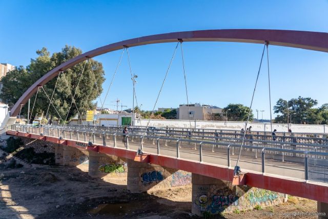 Corte del puente peatonal que conecta el Barrio de la Concepción con la calle Real para repararlo