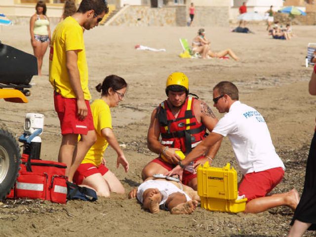 Nuevos socorristas reciben sus diplomas tras un curso celebrado en La Manga