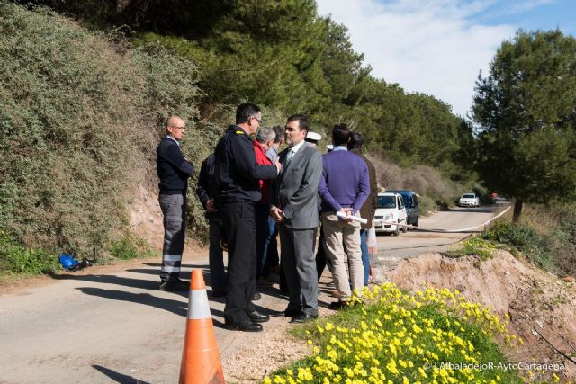 El alcalde media para buscar la solucion a una filtracion de vertidos en la Algameca Chica