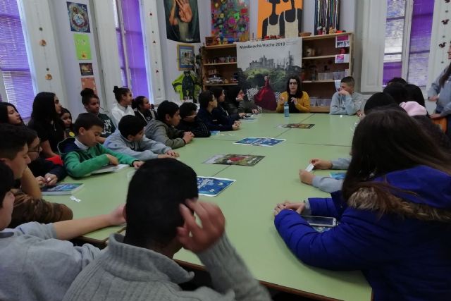 Catalina González Vilar comparte ´Las lágrimas de Naracuyá´ con los jóvenes de los Centros Interculturales