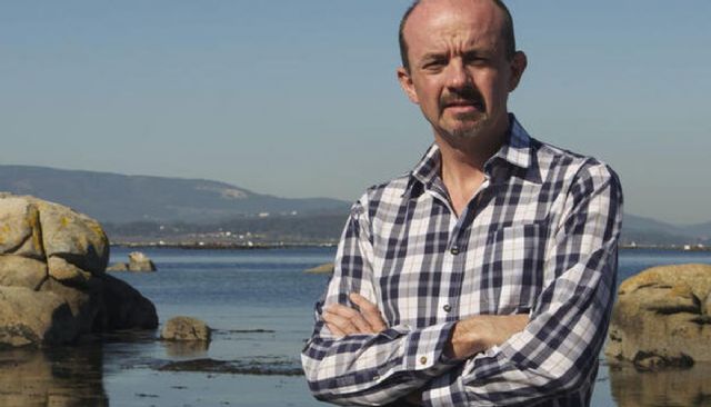 El periodista Carlos Hernández de Miguel presenta en la biblioteca del Luzzy 'Los campos de concentración de Franco'