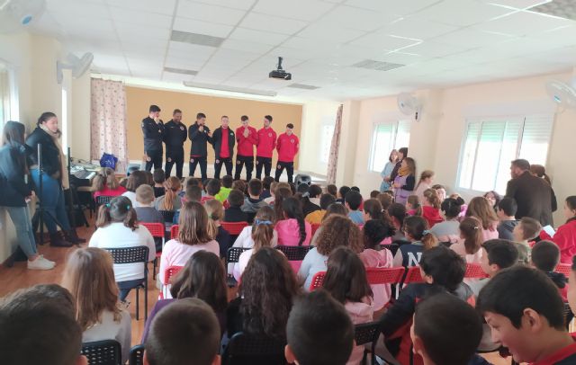 El programa ADE lleva al Jimbee CT fútbol sala a visitar a los alumnos del Ciudad Jardín