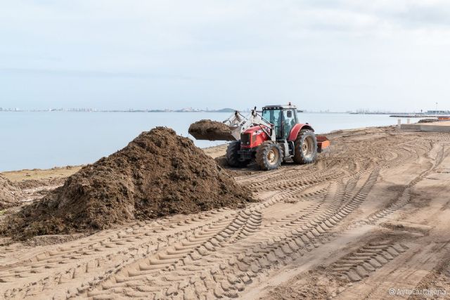 Infraestructuras continúa con el mantenimiento y limpieza de las playas del litoral cartagenero