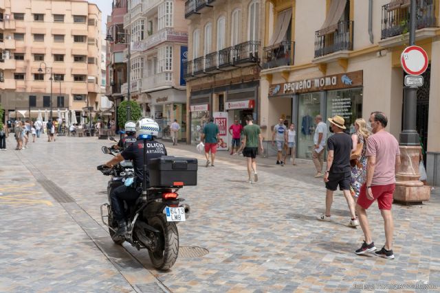 Policía Local inicia una campaña para que las fruterías retiren sus productos de la vía pública