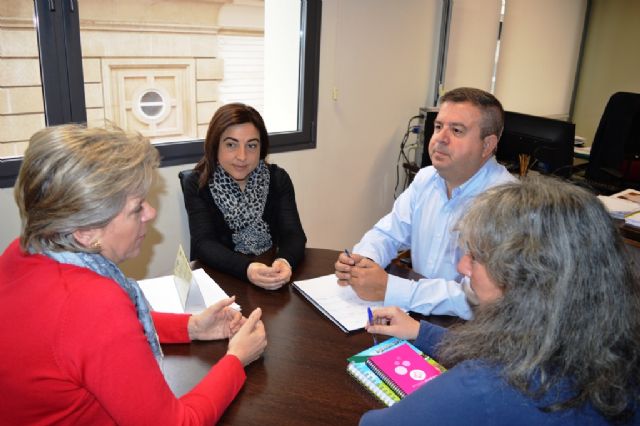 Calderón conoce la propuesta de Cáritas y el Proyecto Abraham para la recogida de ropa