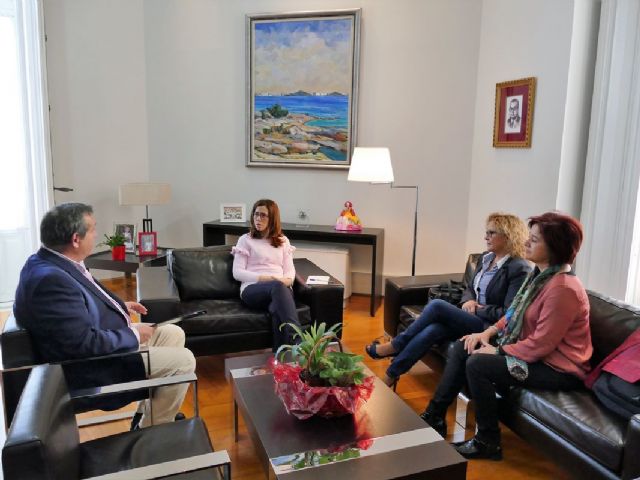 Castejon se reune con la nueva asociacion de comerciantes de Los Urrutias