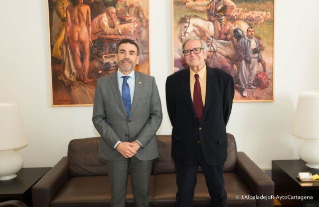 El alcalde recibe al capitan de navio y escritor Benito Chereguini