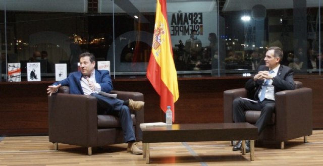 La conferencia de Fernando Paz en Cartagena sobre 'España y la globalización', un éxito