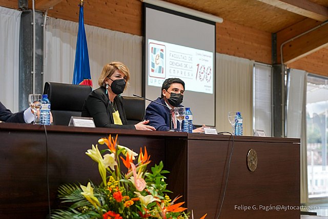 Los estudios de Ciencias de la Empresa cumplen cien años en los que se han formado 12.000 alumnos