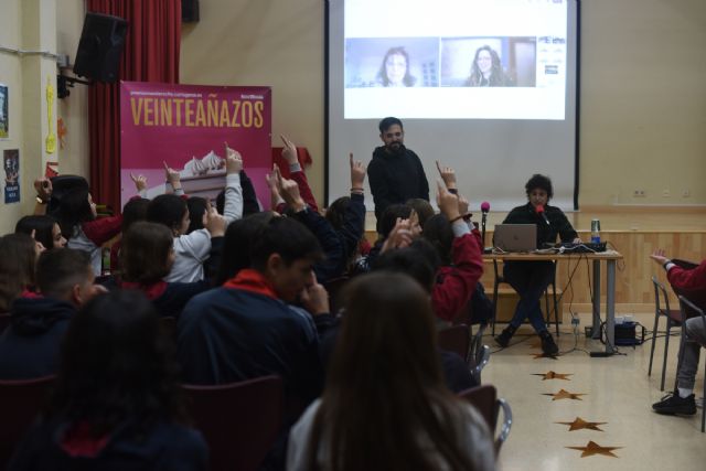 La escritora Beatriz Berrocal, finalista del Premio Hache 2025, conversa con alumnos del colegio Narval