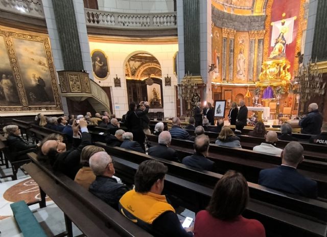 La Cofradía del ‘Cristo del Lago’ presentó el cartel de la Semana Santa 2025