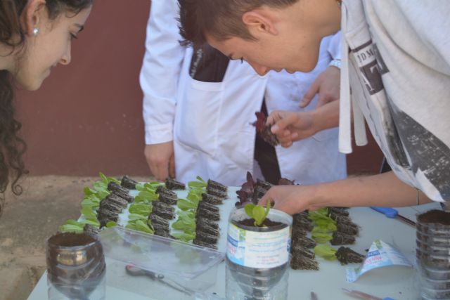 Cien estudiantes de Secundaria de Murcia, Lorca, Jumilla y Abarán visitan la finca de la UPCT