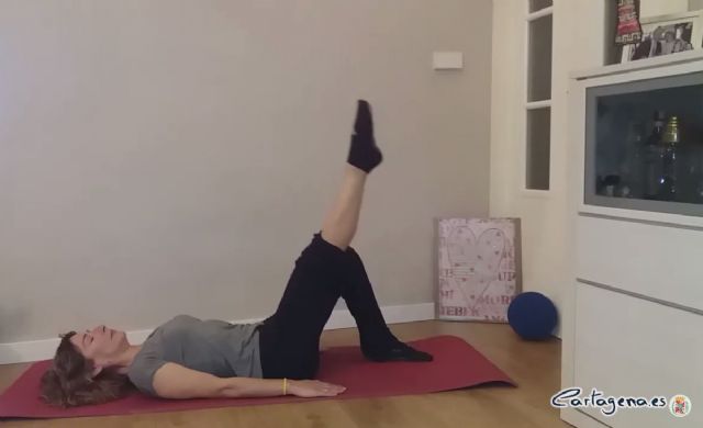Serie de piernas y lumbares en la séptima sesión de ´Deporte en Casa, no pierdas el ritmo´