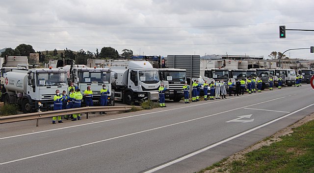 'Aplauso solidario' de trabajadores de LHICARSA y FCC Medio Ambiente en Cartagena