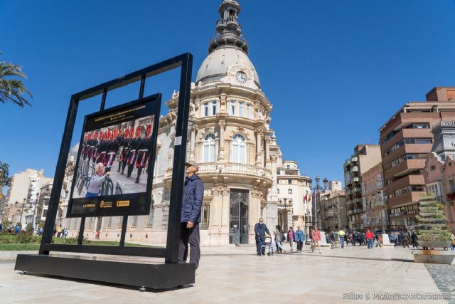 La Plaza del Ayuntamiento acoge un 'Reencuentro Con Nuestra Pasión' gracias a una muestra fotográfica sobre la Semana Santa de Cartagena