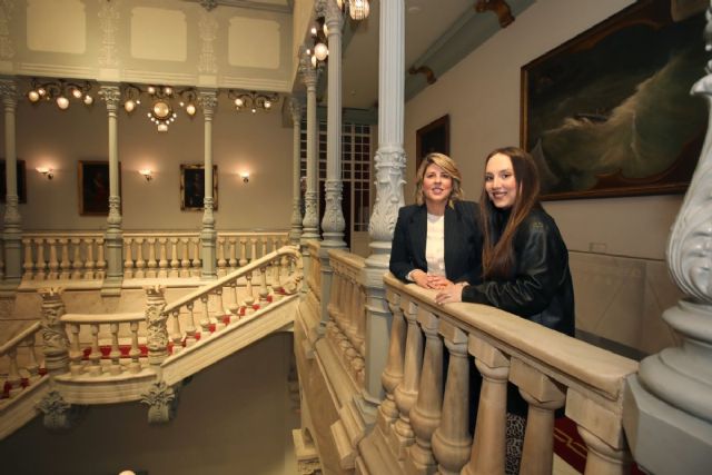 La alcaldesa de Cartagena apoya a el talento artístico de jóvenes como Almudena Roca