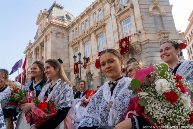 Todo listo para el desfile de la Ofrenda Floral a la Virgen de este Viernes de Dolores