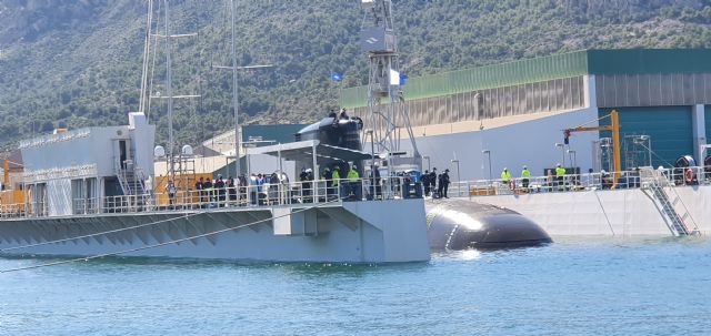 Navantia pone a flote el submarino S-81 ´Isaac Peral´ en Cartagena