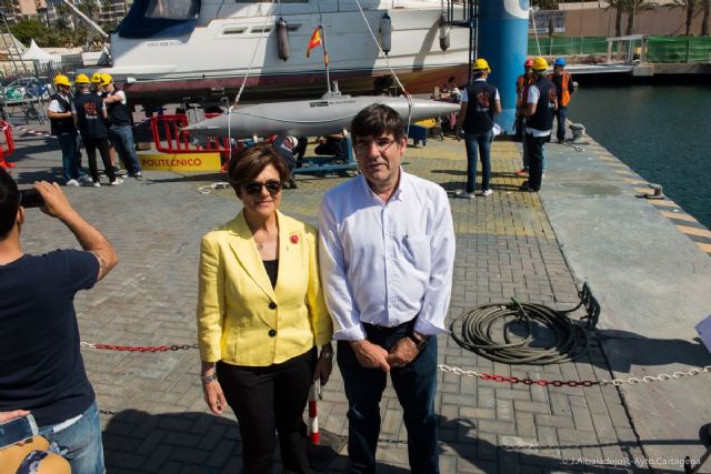 Una réplica del submarino Peral a escala 1:5 se sumerge en las aguas del puerto de Cartagena