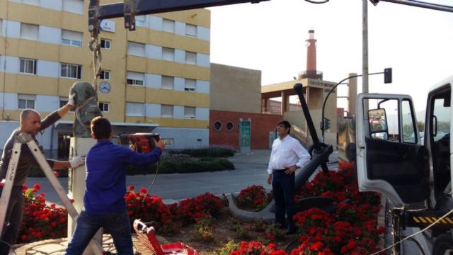 El Ayuntamiento cumple con la Ley de Memoria Histórica y retira los bustos de Bastarreche y López Pinto