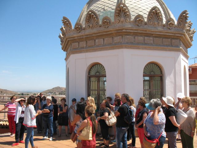 La Universidad Popular recorrió La Unión en una visita cultural para festejar su fin de curso