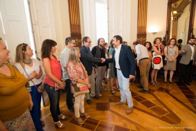 El alcalde hace partícipe del premio nacional al grupo promotor del Mandarache