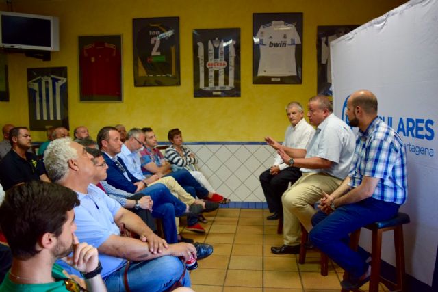 Reunión del candidato al Congreso, Francisco Bernabé, y el director general de Deportes, Alonso Gómez con representantes de los clubes deportivos de Cartagena