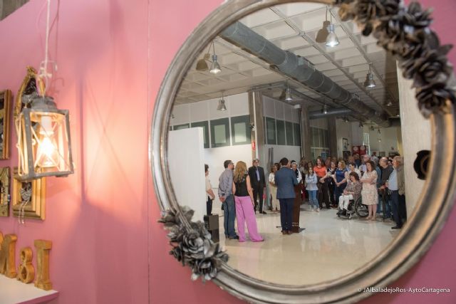 Los alumnos de los talleres formativos de la Universidad Popular exponen sus creaciones en el Luzzy