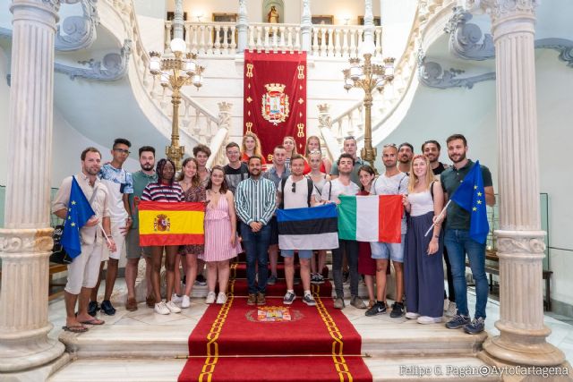 Una veintena de jóvenes de Italia, Estonia y España visitan el Palacio Consistorial