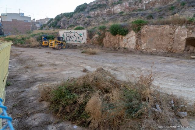 Urbanismo inicia la limpieza de los solares municipales de Morería Baja y Cantarerías