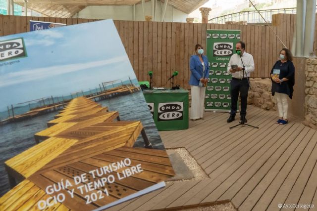 La alcaldesa presenta la Guía de Turismo de Onda Cero Cartagena
