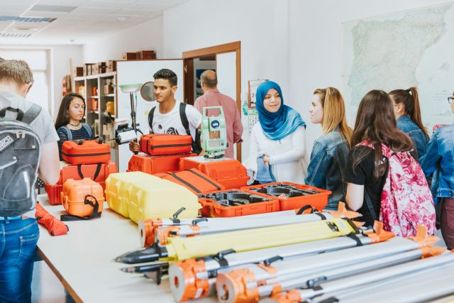 El Colegio de Ingenieros Técnicos de Minas beca a los nuevos alumnos del grado en Recursos Minerales y Energía