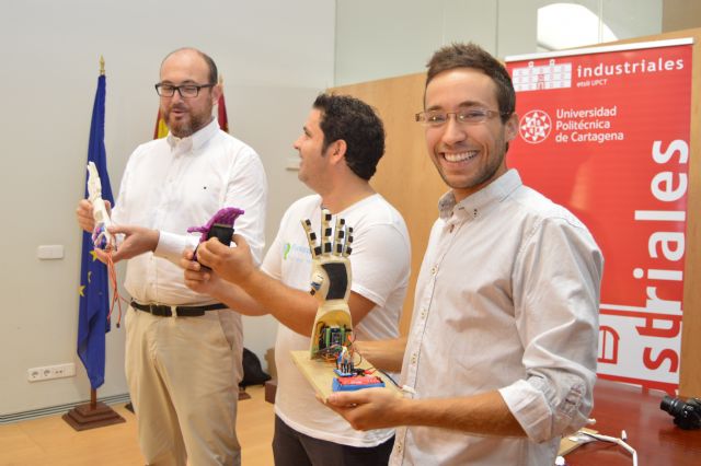 Un alumno de la Politécnica de Cartagena crea manos biónicas de bajo coste mediante impresión 3D