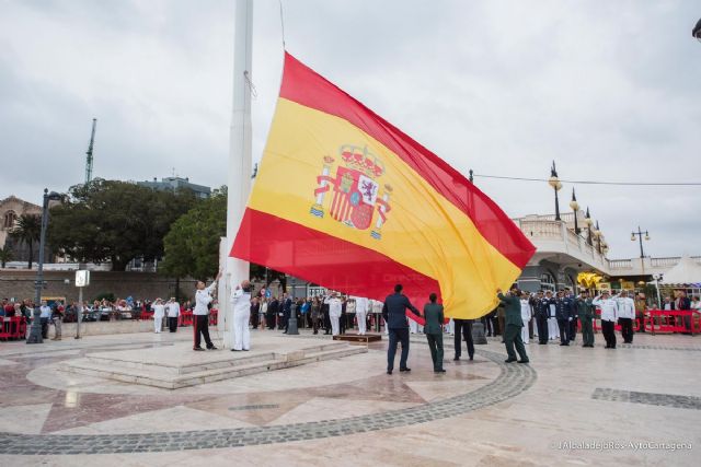 La alcaldesa invita a los ciudadanos a engalanar con banderas sus balcones con motivo de la Fiesta Nacional
