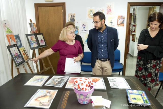 La pintora Vichi dona 70 acuarelas a la Asociacion de Amas de Casa para recaudar fondos contra el cancer infantil