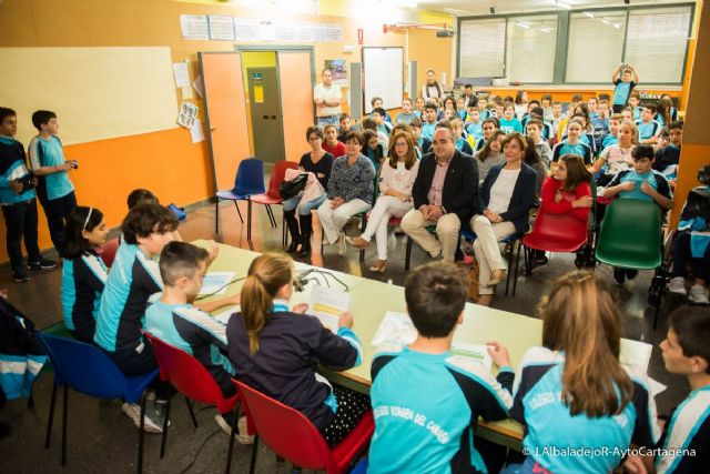 Los alumnos del Virgen del Carmen explican a la alcaldesa sus presupuestos participativos