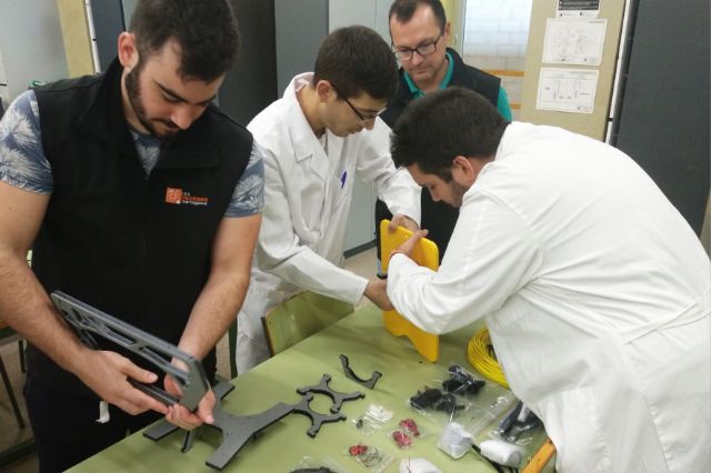 Nido Robotics y alumnos de Cartagena impulsan un robot submarino para retirar plásticos del mar